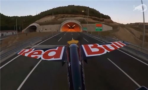红牛 敢死队 飞机穿越高速公路隧道挑战成功 