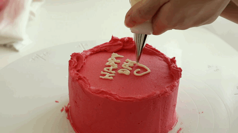 奶油怎么弄好看字体颜色，怎样写才能让蛋糕上面的字更好看些(蛋糕奶油怎么涂才平)