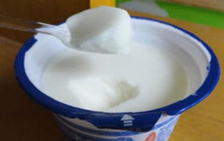 打开一瓶酸奶没有沾到盖子上,看见生产日期后 舔盖是有道理的 