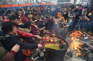 武汉数十万人拜财神 场面爆棚似春运 