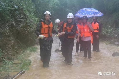 婴儿为战士撑伞 江西遭遇暴雨抗洪救援现暖心一幕 