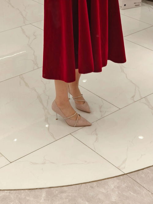 百丽这双鞋子搭配红裙子真的好好看 