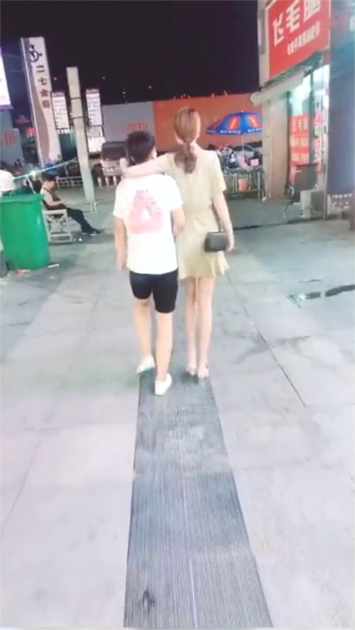 这是我跟我男友逛街的日常,为啥我会看上这么矮的他,谁能告诉我 