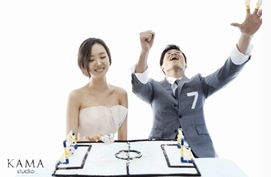 朴智星结婚照曝光 创意足球蛋糕前秀恩爱 