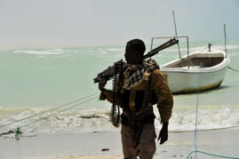 索马里海盗称迫于生计才当海盗 买些武器就下手 