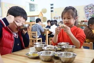 浦东659所中小幼学校推出学生用餐陪餐制度,看小编现场直击和校园长共进午餐