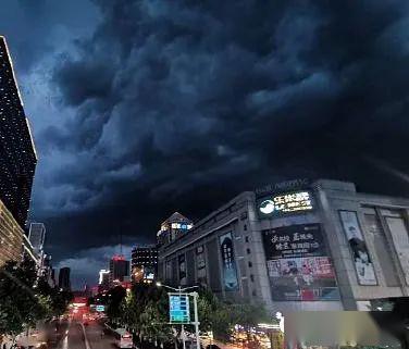 乌云密布 狂风大作 昨夜大风过宝鸡后的场景