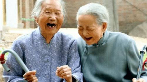 对近千名百岁老人的调查结果,长寿人的共性,并非运动,或是5点