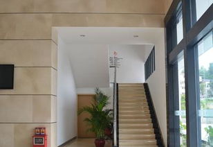 现代办公室楼梯装修效果图 