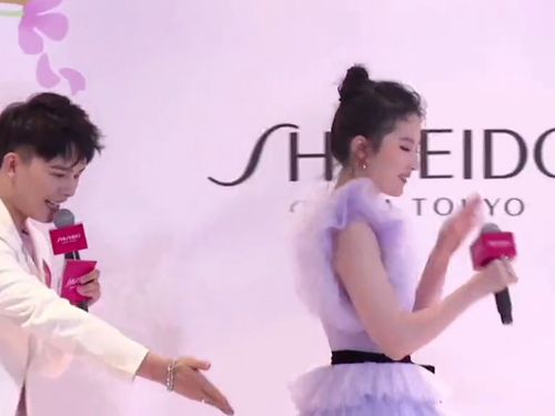 刘亦菲 穿着女孩子都喜欢的紫色现身杭州 融入春意 大家合影好开心哦 求一个神评加持 