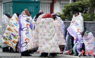 济南遇寒潮来袭一夜降14度 民众街头裹棉被御寒 