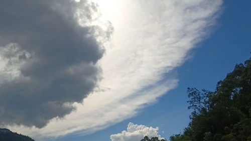 快要下大雨啦,回家收衣服吧 