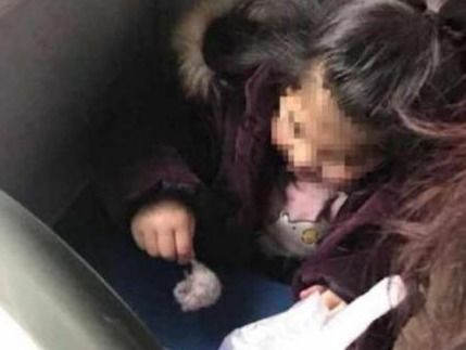 5岁女孩公交上徒手抓鼠,乘客上前制止,却被孩子妈妈严词怒怼