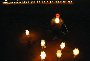 泰国普吉海边一名女士在祷告亡灵 