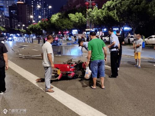 资阳新人民医院外发生车祸,现场一片狼藉