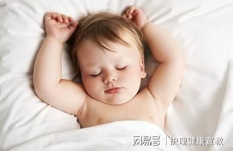 婴儿睡眠时眼睛睁开还会微笑,这是怎么回事