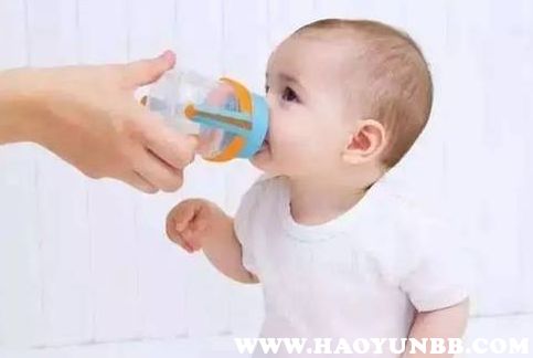 宝宝几个月用学饮杯(宝宝几个月用学饮杯喝奶)