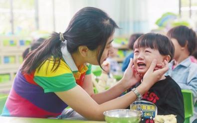 万能的头条，我家女儿，被幼儿园开除了，怎么办(孩子被幼儿园老师辞退怎么办?)