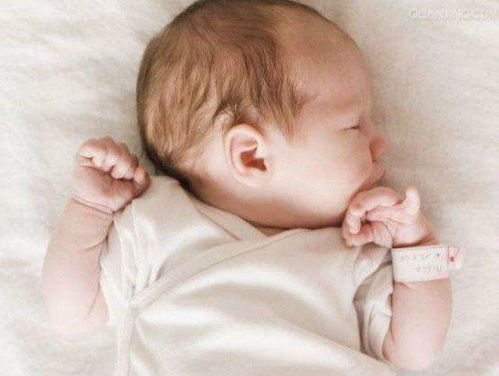 为什么新生宝宝总是喜欢攥着小拳头 原来这个小动作大有学问