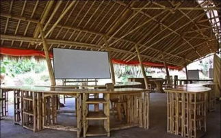 他在巴厘岛用竹子建了所学校,吸引了40多个国家270多名学生来这上学