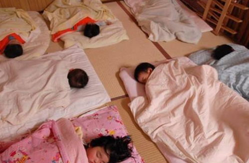 日本人有床不睡,为什么喜欢睡地板 当地导游说出其中原因