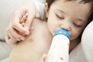 新生儿如何喂奶粉(新生儿怎么喂奶粉和水)