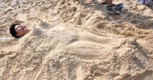 为什么去海边游玩,最好不要将身体埋进沙子中 看完长知识了