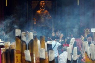 中国各地民众初五拜财神 祈求新年好运 组图