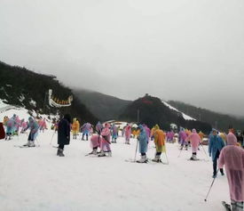 下雨不减滑雪热情,玉舍雪山滑雪场依然人来人往