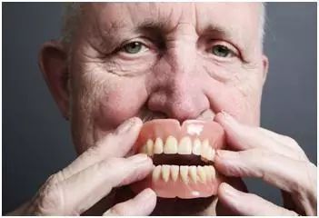 88 以上戴假牙者不会或错误清洁护理 看看这个护理 四字诀 
