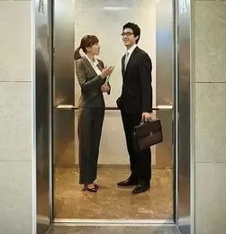 电梯里镜子照出来真实吗(问:电梯里面的镜子是起什么作用?)