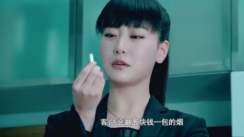 女子停车时,看见丈夫和一个美女有说有笑的 