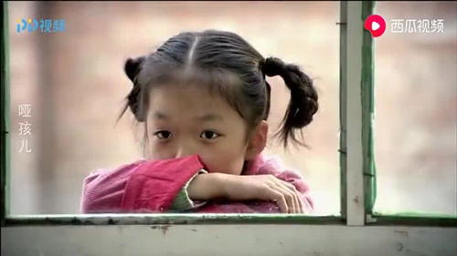 农村小女孩不会说话,偷偷趴在窗子上听课,被老师发现立马就跑了 