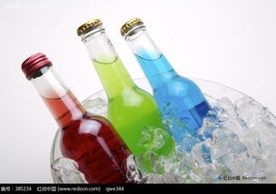 冰桶里的彩色饮料图片