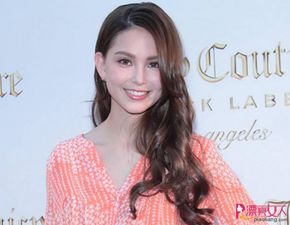 星动态 周杰伦昆凌牵女儿学走路 一家三口好甜蜜 