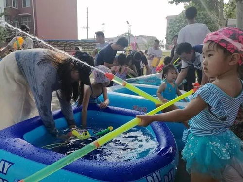 爱我你就泼泼我 这家幼儿园上演 泼水大战 一起尖叫吧