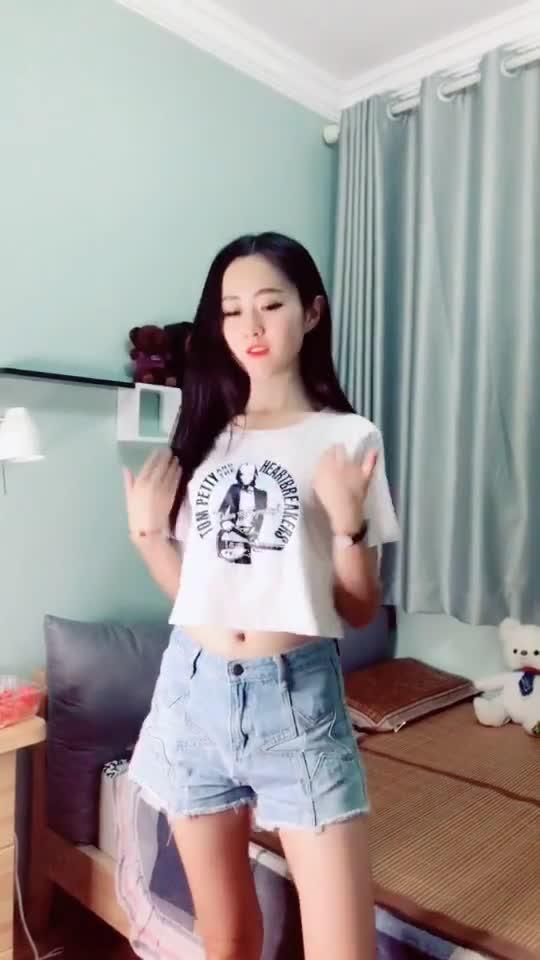 长的好看的叫美女,一般的叫小姐姐,普通的叫喂,那我这样的叫什么 