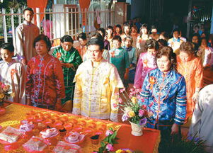 穿传统服装拜天公 大马华裔新人结婚行中国旧礼 