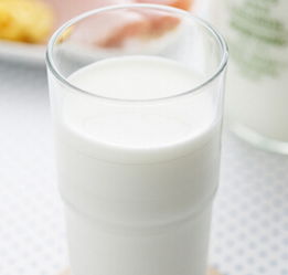 早上空腹喝牛奶好吗，早上能空腹喝牛奶吗