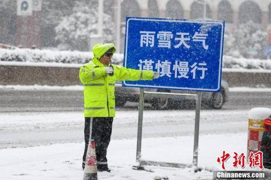 长沙迎降雪 市民出行受阻