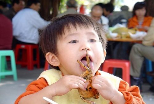 中秋佳节美味多,月饼和螃蟹被大人尽情享用,可家中孩子能吃吗