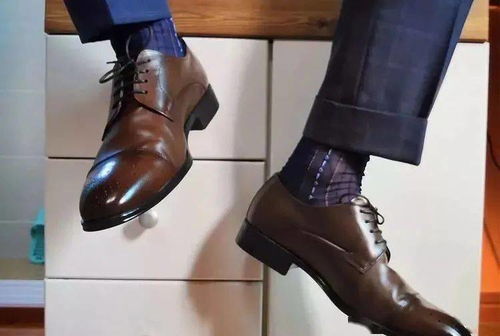 男士皮鞋配丝袜的正确方法(男士皮鞋配长袜子还是短袜子)