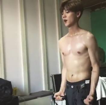 鹿晗的腹肌,蔡徐坤的腹肌,张艺兴的腹肌,都敌不过18岁他的腹肌 