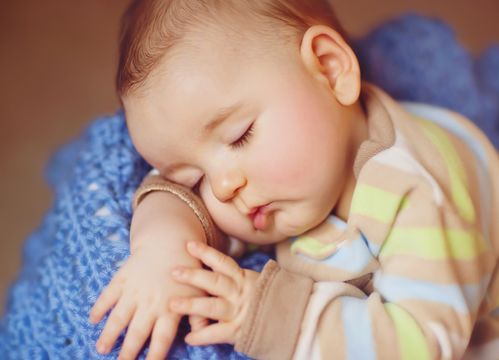 宝宝睡前总爱哭闹,到底是什么原因导致的呢 家长需注意了