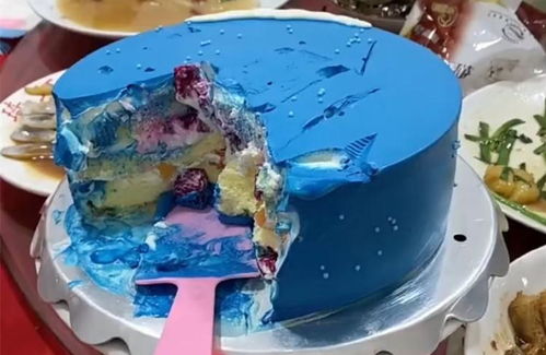江苏一女子吃网红蛋糕,舌头染成蓝色洗不掉,网友 色素超标了