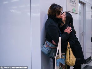 实拍地铁上的接吻男女 有人左拥右抱 