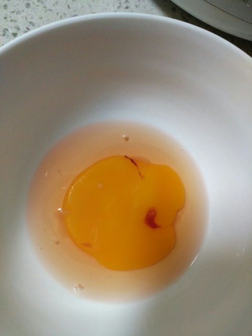 鸡蛋黄有一点血红块,蛋清发褐红色,是怎么回事,还能吃吗 