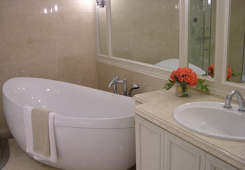 卫浴间新古典风格复式富裕型浴缸效果图 