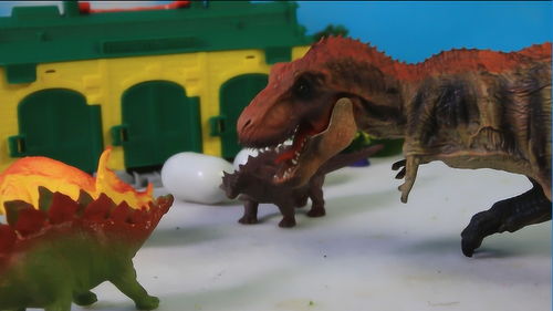 恐龙蛋遇到了坏人,恐龙妈妈为了宝宝打跑了坏人 
