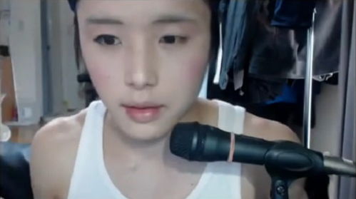 日本小伙将自己化妆成女中学生视频走红网络 